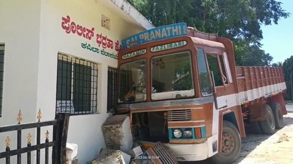 ಕಬಿನಿ ಗೇಟ್‌ಗೆ ಲಾರಿ ಡಿಕ್ಕಿ; ಕಲ್ಲಿನ ಕಾಂಪೌಂಡ್‌ಗೆ ಹಾನಿ