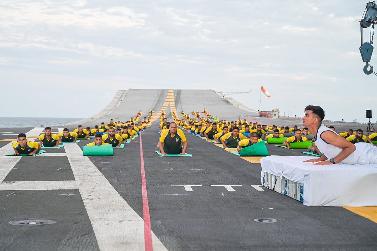 ಐ.ಎನ್.ಎಸ್. ವಿಕ್ರಮಾದಿತ್ಯದಲ್ಲಿ ನೌಕಾದಳದ ಸಿಬ್ಬಂದಿ ಯೋಗಾಭ್ಯಾಸ