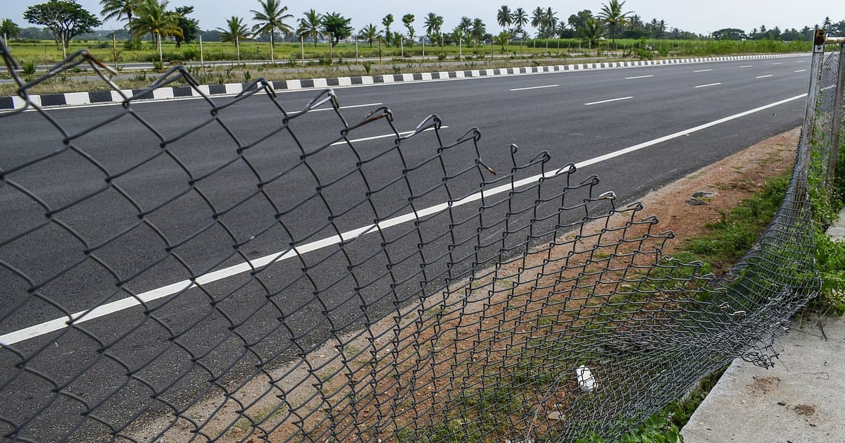 ಬೆಂಗಳೂರು– ಮೈಸೂರು ಎಕ್ಸ್‌ಪ್ರೆಸ್‌ವೇಯಲ್ಲಿ ಬೇಲಿಯೇ ನಾಪತ್ತೆ!