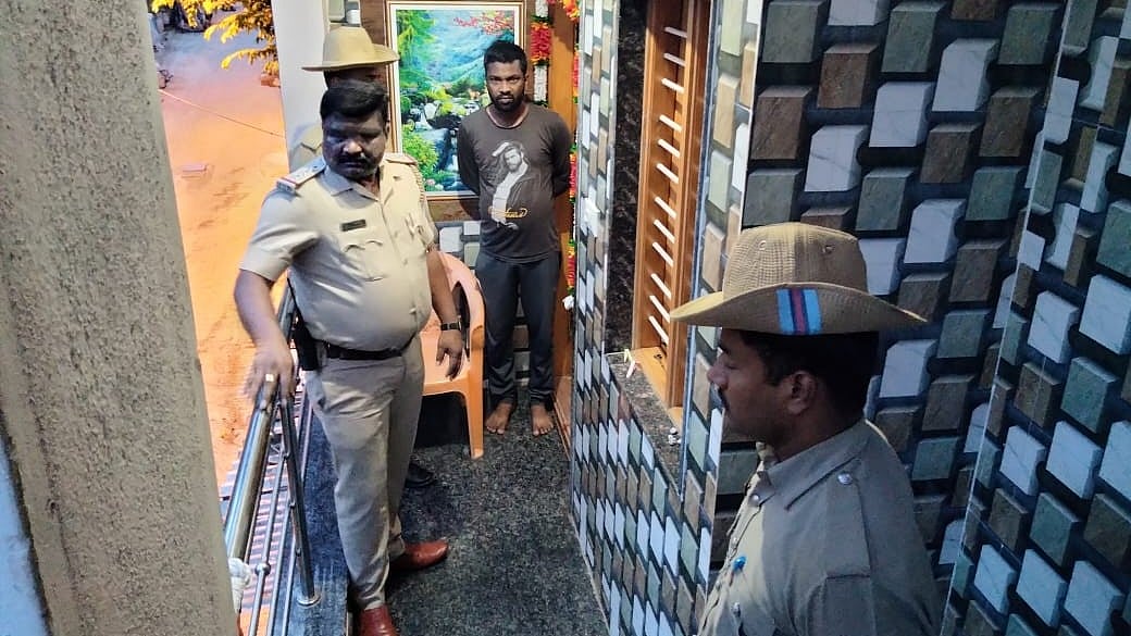 ಬೆಂಗಳೂರು: ಅಪರಾಧ ನಿಯಂತ್ರಣಕ್ಕೆ ಕ್ರಮ; ರೌಡಿಗಳ ಮನೆಗಳ‌ ಮೇಲೆ ಪೊಲೀಸರ ದಾಳಿ