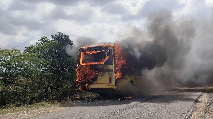 ಚಲಿಸುತ್ತಿದ್ದ ಸ್ಲೀಪರ್ ಬಸ್‌ಗೆ ಬೆಂಕಿ: ಇಬ್ಬರ ಸಾವು, 12 ಮಂದಿಗೆ ಗಾಯ