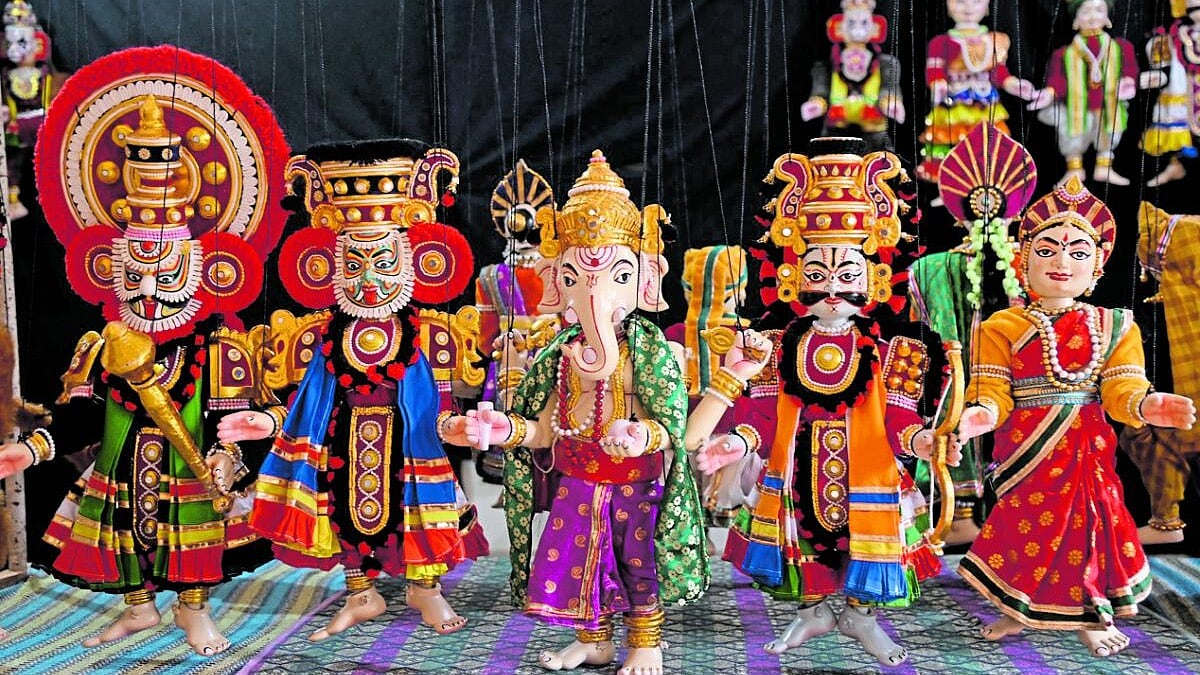 ಕಡಲತಡಿಯಲ್ಲಿ ಯಕ್ಷಬೊಂಬೆಯ ಮೋಡಿಯಾಟ