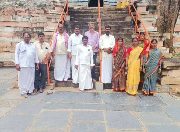 ಮಸ್ಕಿ ತಾಲ್ಲೂಕಿನ ಗ್ರಾಮ ಪಂಚಾಯಿತಿ ಸದಸ್ಯರ ತಂಡವೊಂದು ಮಹಾರಾಷ್ಟ್ರದ ಪುಣ್ಯ ಕ್ಷೇತ್ರವೊಂದರಲ್ಲಿ ದೇವರ ದರ್ಶನ ಪಡೆಯುತ್ತಿರುವುದು