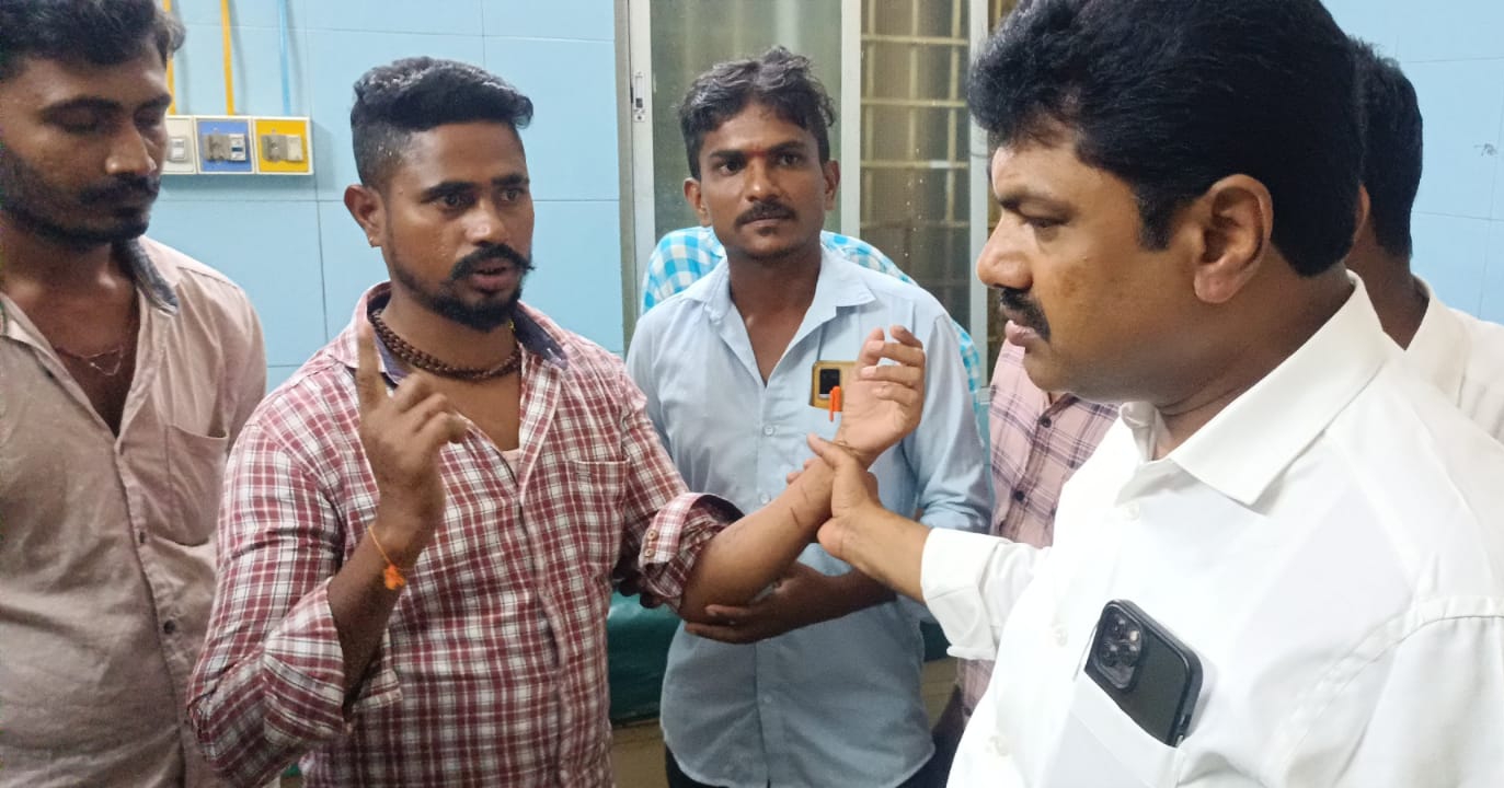 ಶಿಕಾರಿಪುರದ ಸರ್ಕಾರಿ ಆಸ್ಪತ್ರೆಗೆ ಶುಕ್ರವಾರ ಸಂಸದ ಬಿ.ವೈ. ರಾಘವೇಂದ್ರ ಭೇಟಿ ಹಲ್ಲೆಗೊಳಗಾದ ಹಿಂದೂ ಯುವಕರ ಆರೋಗ್ಯ ವಿಚಾರಿಸಿದರು.