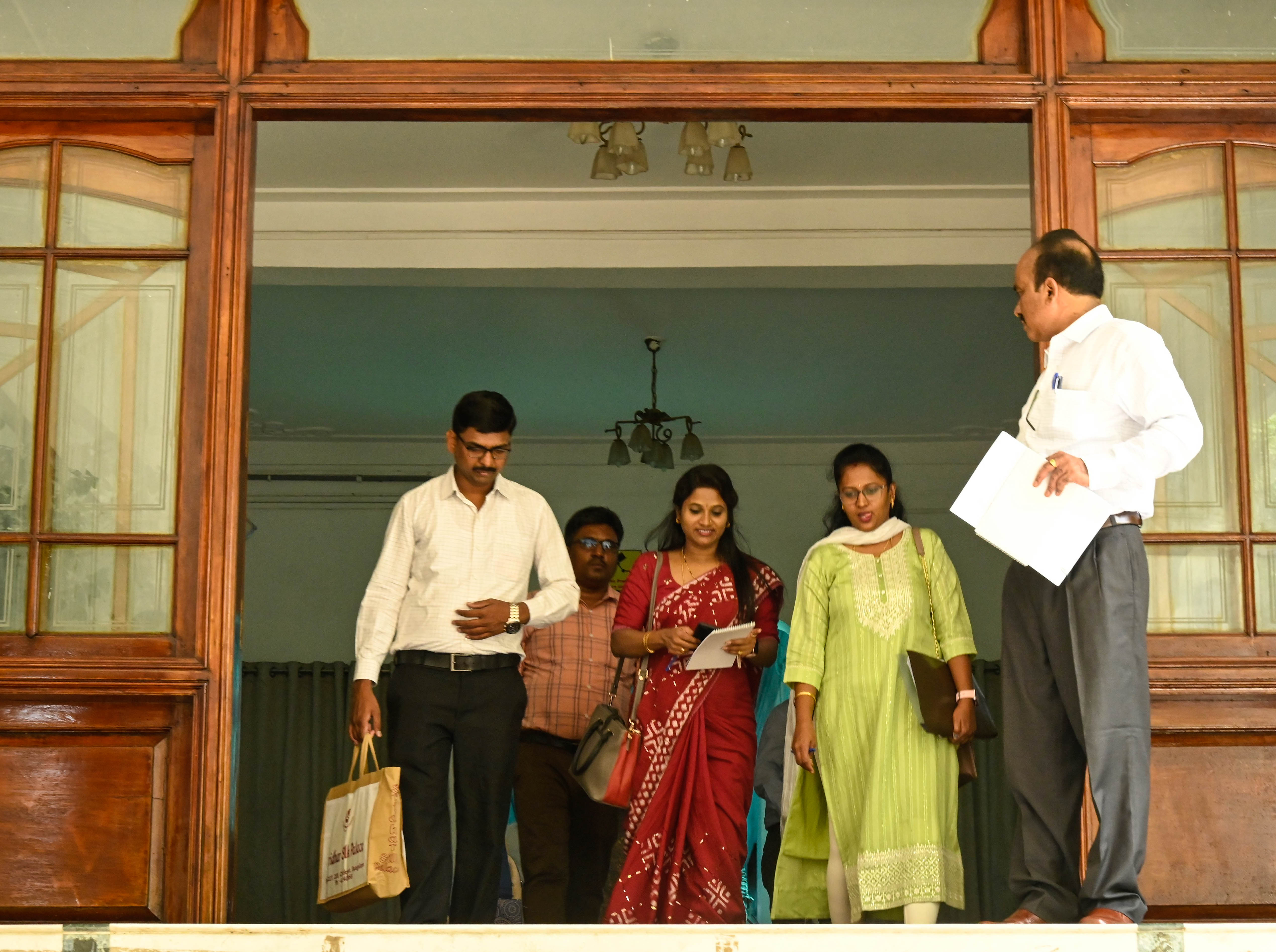 ಕೆಕೆಆರ್‌ಡಿಬಿ ಮತ್ತು ಕಲ್ಯಾಣ ಕರ್ನಾಟಕ ಸಂಘದ ಅನುದಾನ ಬಳಕೆ ಬಗ್ಗೆ ಪರಿಶೀಲಿಸಲು ಯೋಜನಾ ಇಲಾಖೆಯ ಎಡಿಬಿ ವಿಭಾಗದ ನಿರ್ದೇಶಕ ಡಿ.ಚಂದ್ರಶೇಖರಯ್ಯ ನೇತೃತ್ವದ ತಂಡ ಕಲಬುರಗಿಯ ಕೆಕೆಆರ್‌ಡಿಬಿ ಕಚೇರಿಗೆ ಸೋಮವಾರ ಭೇಟಿ ನೀಡಿತು  – ಪ್ರಜಾವಾಣಿ ಚಿತ್ರ