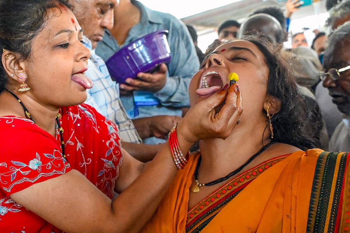 Photos| ಹೈದರಾಬಾದ್‌ನಲ್ಲಿ ಮೂರು ವರ್ಷಗಳ ಬಳಿಕ ‘ಅಸ್ತಮ ಮೀನು ಪ್ರಸಾದ’ ವಿತರಣೆ