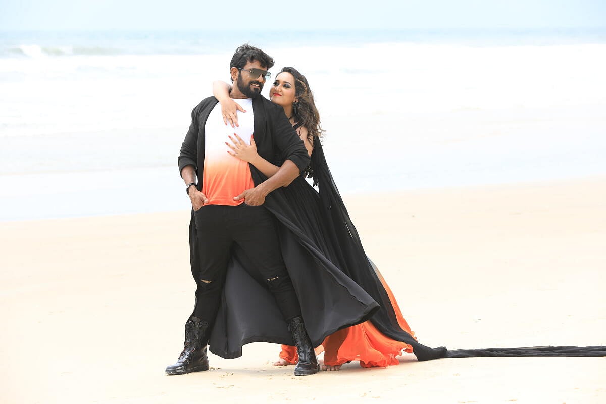 ದರ್ಬಾರ್‌ ಚಿತ್ರ ವಿಮರ್ಶೆ: ರಾಜಕೀಯ ವಿಡಂಬನೆಗೂ ಸೂತ್ರದ ಅವಲಂಬನೆ