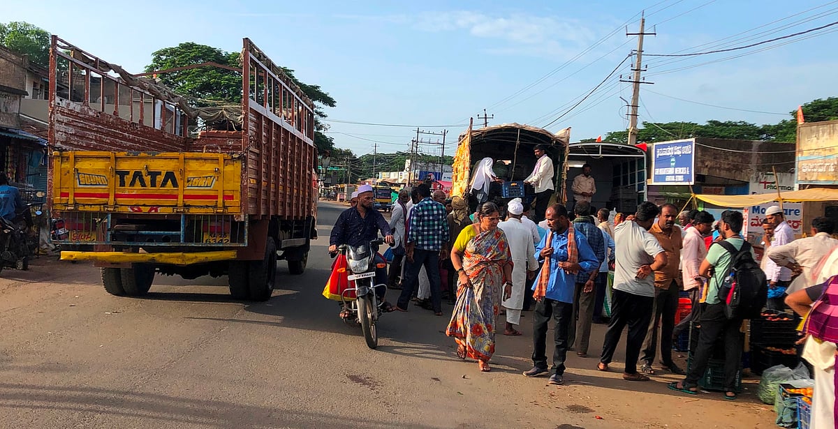 ಅಳ್ನಾವರ | ಮುಖ್ಯ ರಸ್ತೆಯಲ್ಲೇ ಸರಕು ಮಾರುಕಟ್ಟೆ: ಸಂಚಾರಕ್ಕೆ ಅಡಚಣೆ