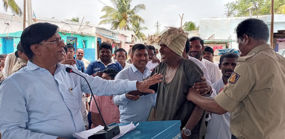 ‘ಹೆಂಡ್ತಿ ನನ್ನ ಮಾತು ಕೇಳ್ತಿಲ್ಲರ್ರಿ...’: ಜನಸಂಪರ್ಕ ಸಭೆಯಲ್ಲಿ ವೃದ್ಧರೊಬ್ಬರ ಅಳಲು