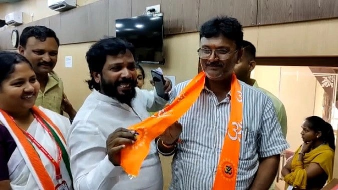 ಧಾರವಾಡ: ಕೇಸರಿ ಶಾಲು ಹಾಕಿಕೊಂಡು ಬಂದ ಬಿಜೆಪಿ ಉಪಮೇಯರ್ ಅಭ್ಯರ್ಥಿ, ಕಾಂಗ್ರೆಸ್ ಆಕ್ಷೇಪ