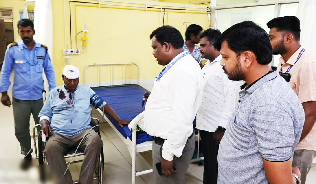 ಕೊರಟಗೆರೆ: ಗಾಯಾಳುವನ್ನು ಆಸ್ಪತ್ರೆಗೆ ದಾಖಲಿಸಿದ ತಹಶೀಲ್ದಾರ್‌ 