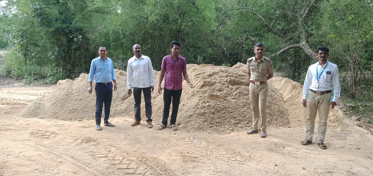 ಜೊಯಿಡಾ| ಅಕ್ರಮ ದಾಸ್ತಾನು ಮರಳು ವಶಕ್ಕೆ