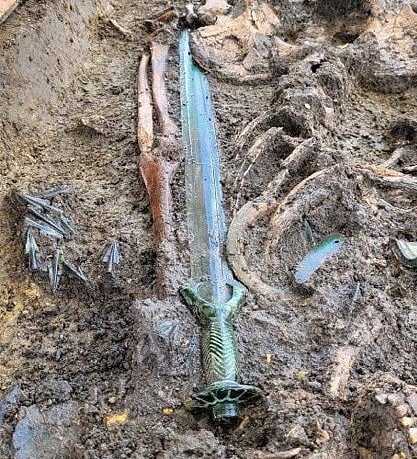 ಸಮಾಧಿಯಲ್ಲಿ 3,000 ವರ್ಷಗಳ ಹಿಂದಿನ ಖಡ್ಗ ಪತ್ತೆ: ಇನ್ನೂ ಫಳಫಳನೇ ಹೊಳೆಯುತ್ತಿದೆಯಂತೆ!