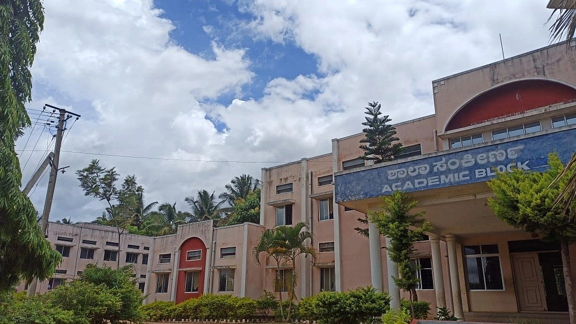 ಚಿಕ್ಕನಾಯಕನಹಳ್ಳಿ: ಸೋರುವ ಕಟ್ಟಡದಲ್ಲಿ ವಸತಿ ಶಾಲೆ ಮಕ್ಕಳು