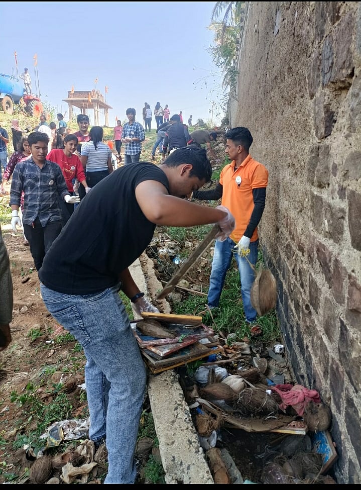 ಮಲಪ್ರಭಾ ನದಿ ತಟದಲ್ಲಿ ಸ್ವಚ್ಚತಾ ಕಾರ್ಯಕೈಗೊಂಡ ಸ್ವಯಂ ಸೇವಕರು