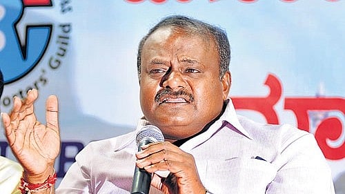 ಮಹಾಕವಿ ಮೊಯಿಲಿ ದಿಕ್ಕು ತಪ್ಪಿಸುತ್ತಿದ್ದಾರೆ: ಎಚ್‌ಡಿಕೆ 