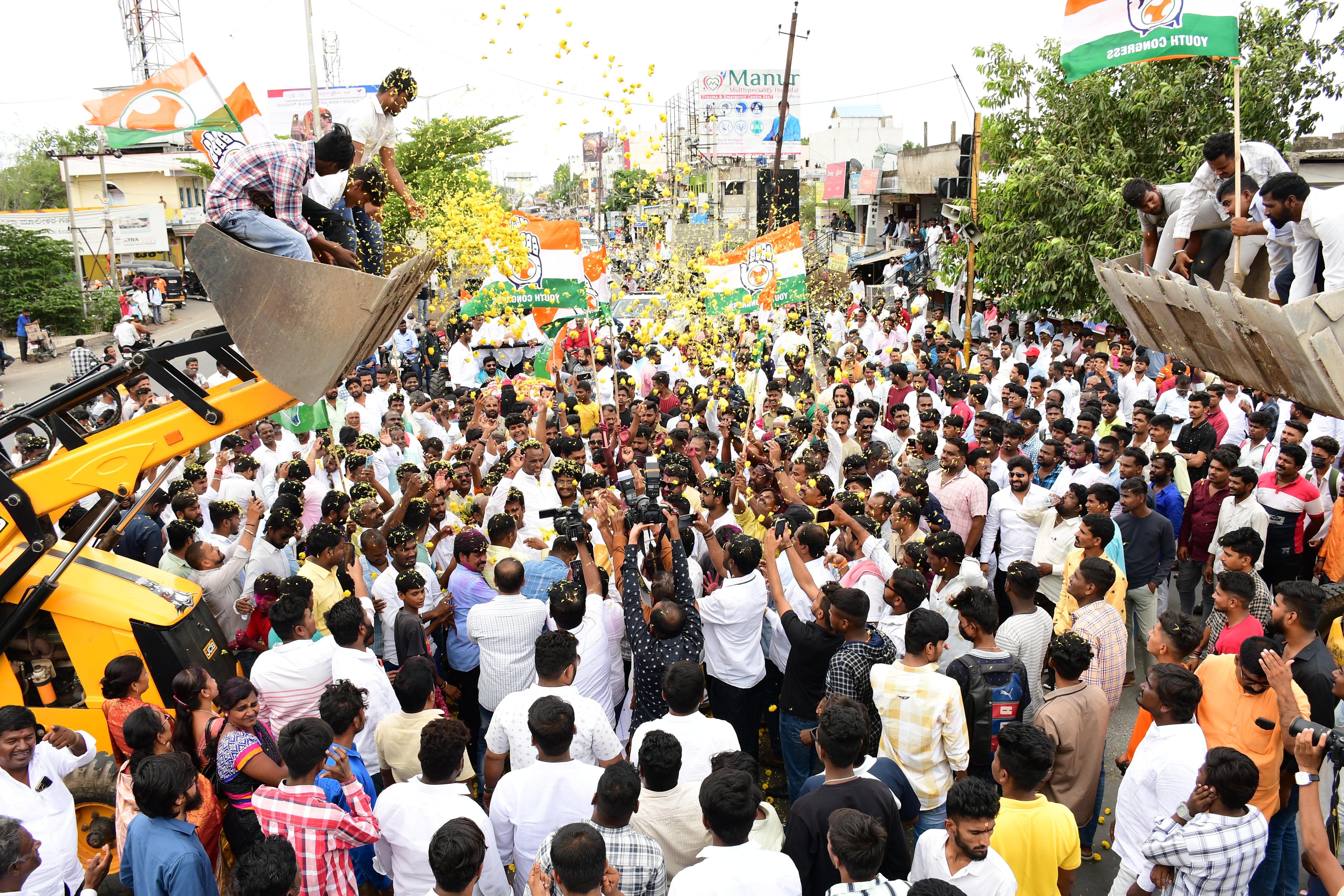 ಕಲಬುರಗಿಯಲ್ಲಿ ಮಂಗಳವಾರ ವಿಧಾನ ಪರಿಷತ್ತಿನ ನೂತನ ಸದಸ್ಯ ತಿಪ್ಪಣ್ಣಪ್ಪ ಕಮಕನೂರು ಅವರ ಮೇಲೆ ಪುಷ್ಪಾರ್ಚನೆ ಮಾಡಿ ಬರ ಮಾಡಿಕೊಂಡ ಬೆಂಬಲಿಗರು