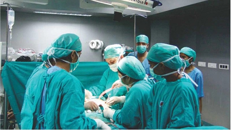 801 ಗ್ರಾಂ ತೂಕದ ಮೂತ್ರಪಿಂಡ ಕಲ್ಲು ತೆಗೆದು ಗಿನ್ನಿಸ್ ದಾಖಲೆ ನಿರ್ಮಿಸಿದ ವೈದ್ಯರು