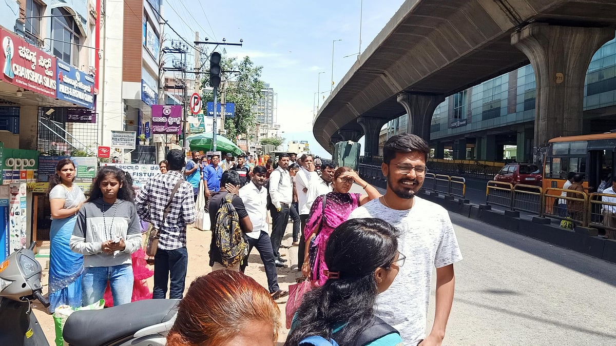 ಪೀಣ್ಯ ದಾಸರಹಳ್ಳಿ: ತಂಗುದಾಣಗಳಿಲ್ಲದೆ ಪ್ರಯಾಣಿಕರ ಪರದಾಟ