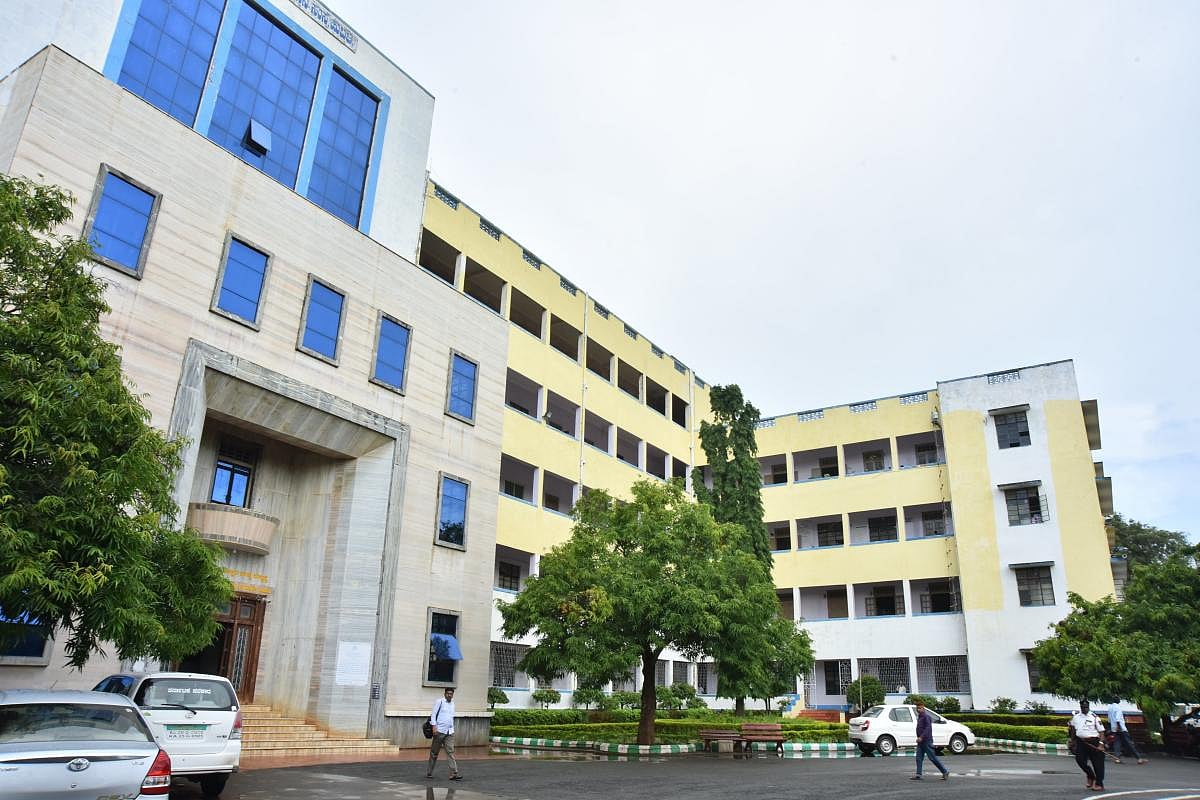 ಹುಬ್ಬಳ್ಳಿ: ‘ಸಂಜೀವಿನಿ’ಯಲ್ಲಿ ಔಷಧಕ್ಕೆ ಅಲೆದಾಟ!