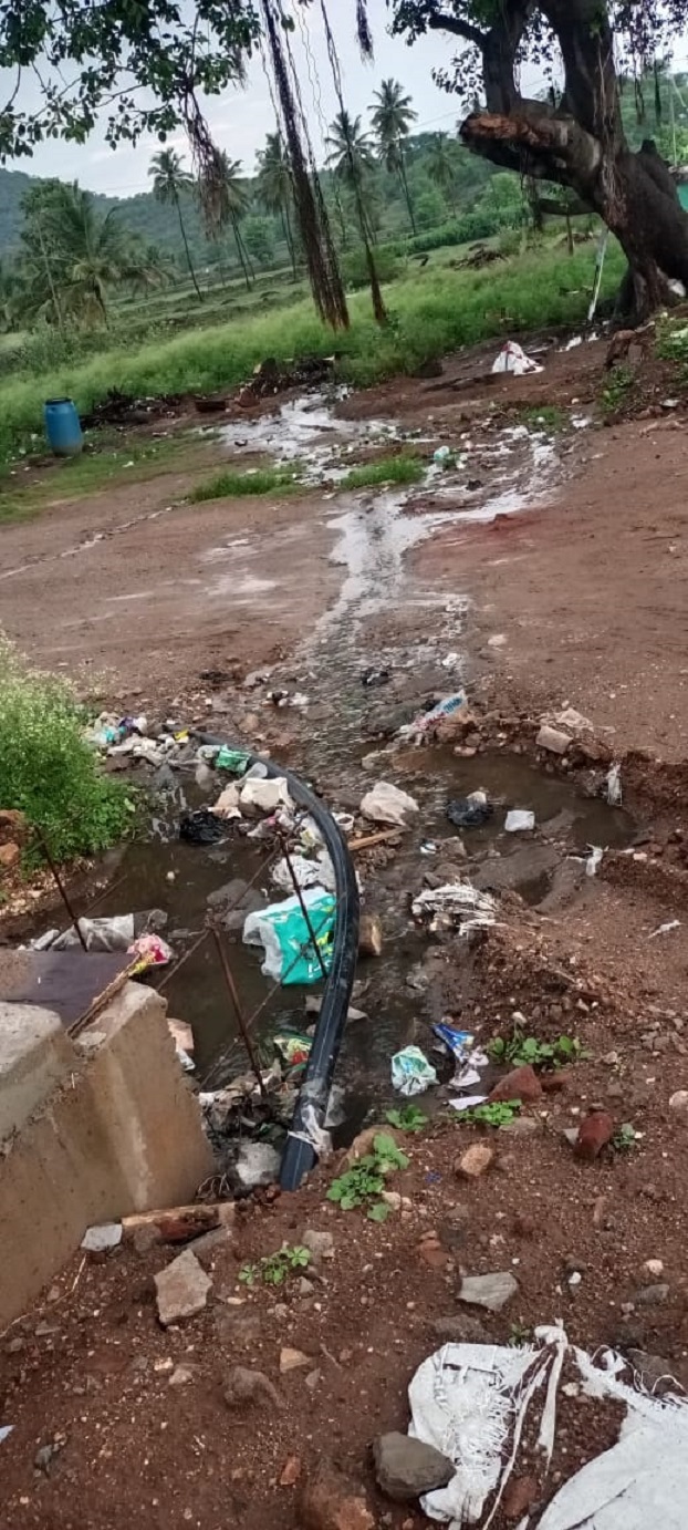 ಗ್ರಾಮದ ರಸ್ತೆಯಲ್ಲೇ ಕೊಳಚೆ ನೀರು ಹರಿಯುತ್ತಿರುವುದು