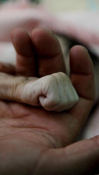 ದಾಖಲಿಸಿಕೊಳ್ಳಲು ಸಿಬ್ಬಂದಿ ನಿರಾಕರಣೆ: ಅಂಬಾಲ ಆಸ್ಪತ್ರೆ ಆವರಣದಲ್ಲೇ ಹೆರಿಗೆ