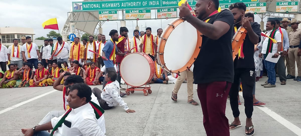 ರಾಮನಗರ: ಕಣಮಿಣಿಕಿ ಟೋಲ್ ಬಳಿ ರಸ್ತೆ ತಡೆಗೆ ಮುಂದಾದ ಕನ್ನಡ ಕಾರ್ಯಕರ್ತರು