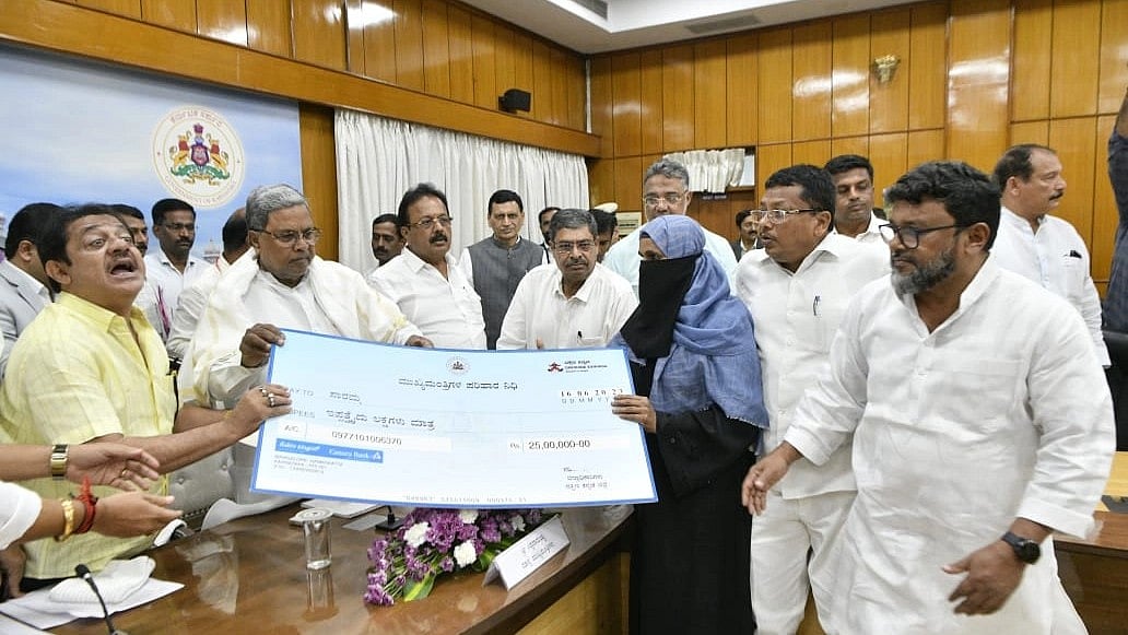 ದ್ವೇಷದ ರಾಜಕಾರಣದಿಂದ ಕೊಲೆ: ಆರು ಯುವಕರ ಕುಟುಂಬಗಳಿಗೆ ತಲಾ ₹ 25 ಲಕ್ಷ ಪರಿಹಾರ ವಿತರಣೆ