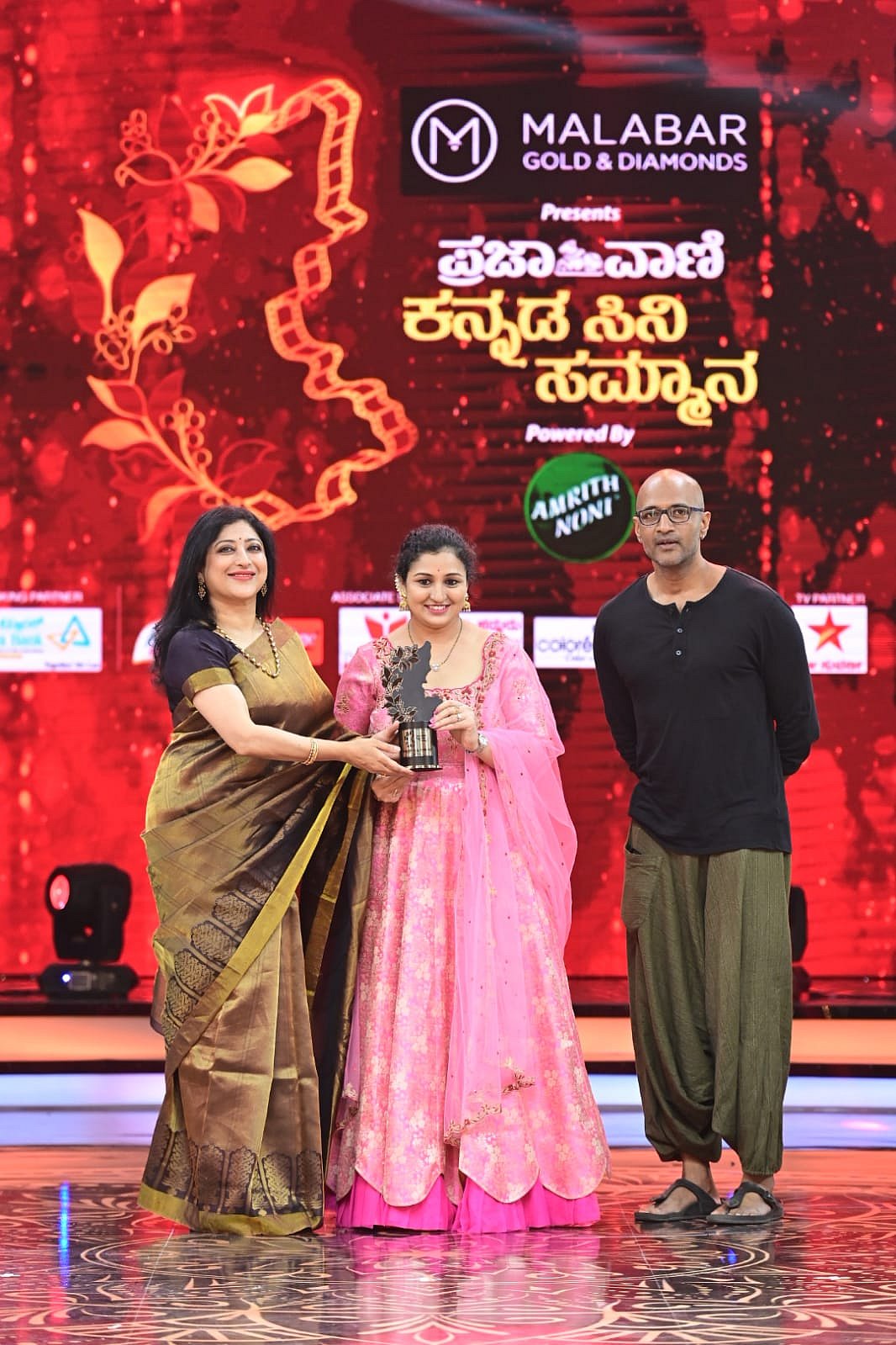 LIVE: ಪ್ರಜಾವಾಣಿ ಕನ್ನಡ ಸಿನಿ ಸಮ್ಮಾನ,  'ಕಾಂತಾರ'ಕ್ಕೆ ಅತ್ಯುತ್ತಮ‌ ಚಿತ್ರ ಪ್ರಶಸ್ತಿ