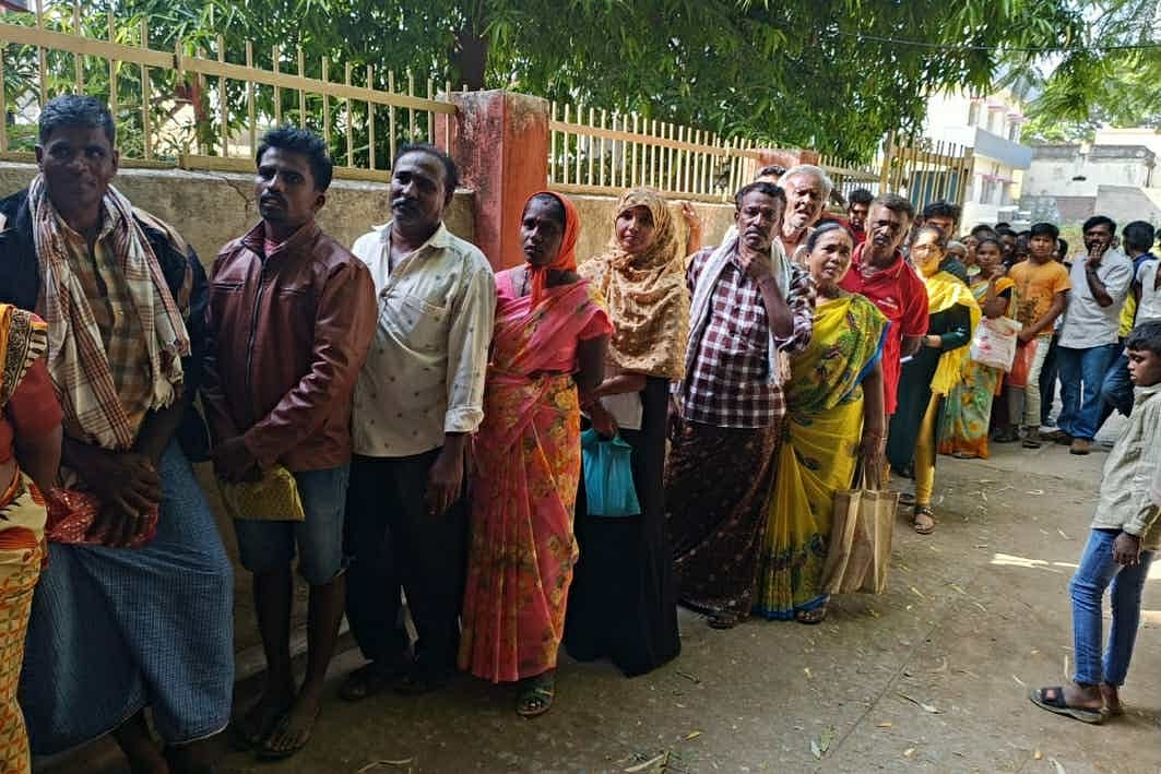 ತೀರ್ಥಹಳ್ಳಿ: ಆಧಾರ್ ತಿದ್ದುಪಡಿಗೆ ಒಂದೇ ಕೇಂದ್ರ; ದೀರ್ಘ ಸರತಿ ಸಾಲು, ಜನರು ಹೈರಾಣ