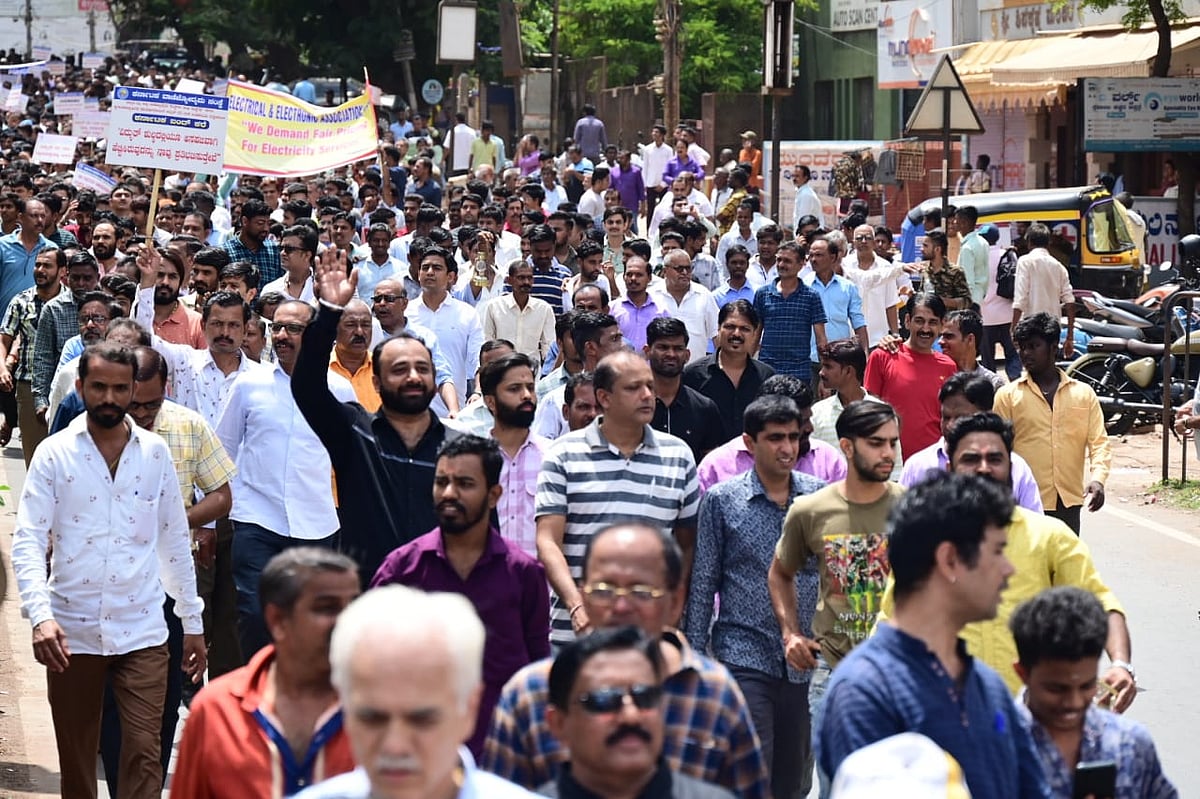 ಹುಬ್ಬಳ್ಳಿ:  ವಿದ್ಯುತ್ ದರ ಏರಿಕೆ ವಿರುದ್ಧ ತೀವ್ರ ಪ್ರತಿಭಟನೆ