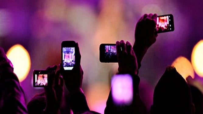 ಶೌಚಾಲಯದಲ್ಲಿ ವಿಡಿಯೊ  ಚಿತ್ರೀಕರಣ: 3 ವಿದ್ಯಾರ್ಥಿನಿಯರು ಅಮಾನತು