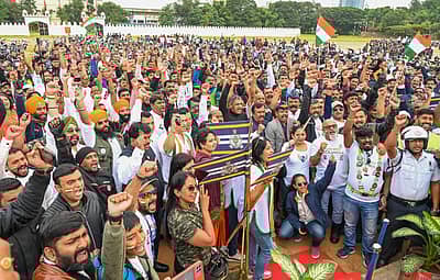 ಬೆಂಗಳೂರಿನಲ್ಲಿ ಭಾನುವಾರ ಅಖಿಲ ಕರ್ನಾಟಕ ಮಾಜಿ ಸೈನಿಕ ಸಂಘ,  ಶಿಫಾರ್ ಸೊಸೈಟಿ ವತಿಯಿಂದ ಕಾರ್ಗಿಲ್ ವಿಜಯ ದಿವಸ ಮತ್ತು ಹುತಾತ್ಮ ಯೋಧರಿಗೆ ಗೌರವ ನಮನ ಪ್ರಯುಕ್ತ ನಡೆದ 500ಬೈಕ್ ಜಾಥಾ ಚಿತ್ರಗಳು. ಬೈಕ್ ಜಾಥ ಮಾಣಿಕ್ ಷಾ ಪೆರೆಡ್ ಮೈದಾನದಿಂದ ಆರಂಭವಾಗಿ ವಿಜಯನಗರ ಬಿಜಿಎಸ್ ಆಟದ ಮೈದಾನದಲ್ಲಿ ಕೊನೆಗೊಂಡಿತು.