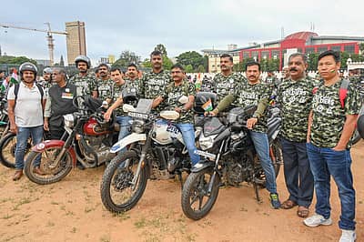 ಬೆಂಗಳೂರಿನಲ್ಲಿ ಭಾನುವಾರ ಅಖಿಲ ಕರ್ನಾಟಕ ಮಾಜಿ ಸೈನಿಕ ಸಂಘ,  ಶಿಫಾರ್ ಸೊಸೈಟಿ ವತಿಯಿಂದ ಕಾರ್ಗಿಲ್ ವಿಜಯ ದಿವಸ ಮತ್ತು ಹುತಾತ್ಮ ಯೋಧರಿಗೆ ಗೌರವ ನಮನ ಪ್ರಯುಕ್ತ ನಡೆದ 500ಬೈಕ್ ಜಾಥಾ ಚಿತ್ರಗಳು. ಬೈಕ್ ಜಾಥ ಮಾಣಿಕ್ ಷಾ ಪೆರೆಡ್ ಮೈದಾನದಿಂದ ಆರಂಭವಾಗಿ ವಿಜಯನಗರ ಬಿಜಿಎಸ್ ಆಟದ ಮೈದಾನದಲ್ಲಿ ಕೊನೆಗೊಂಡಿತು.