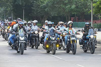 ಬೆಂಗಳೂರಿನಲ್ಲಿ ಭಾನುವಾರ ಅಖಿಲ ಕರ್ನಾಟಕ ಮಾಜಿ ಸೈನಿಕ ಸಂಘ,  ಶಿಫಾರ್ ಸೊಸೈಟಿ ವತಿಯಿಂದ ಕಾರ್ಗಿಲ್ ವಿಜಯ ದಿವಸ ಮತ್ತು ಹುತಾತ್ಮ ಯೋಧರಿಗೆ ಗೌರವ ನಮನ ಪ್ರಯುಕ್ತ ನಡೆದ 500ಬೈಕ್ ಜಾಥಾ ಚಿತ್ರಗಳು. ಬೈಕ್ ಜಾಥ ಮಾಣಿಕ್ ಷಾ ಪೆರೆಡ್ ಮೈದಾನದಿಂದ ಆರಂಭವಾಗಿ ವಿಜಯನಗರ ಬಿಜಿಎಸ್ ಆಟದ ಮೈದಾನದಲ್ಲಿ ಕೊನೆಗೊಂಡಿತು.