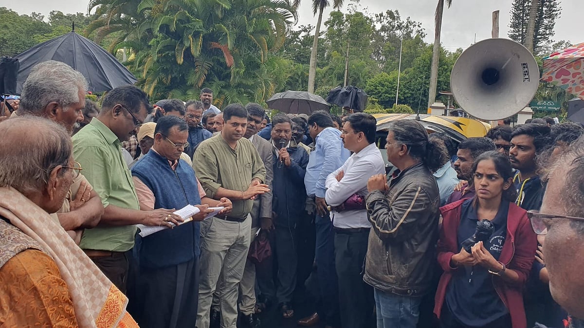 ಕರ್ನಾಟಕ ವಿಶ್ವವಿದ್ಯಾಲಯದ ಆರ್ಥಿಕ ಸಂಕಷ್ಟ ಪರಿಹರಿಸುವಂತೆ ಆಗ್ರಹಿಸಿ ಪ್ರತಿಭಟನೆ