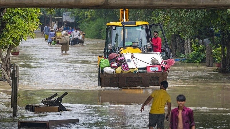 Delhi Floods | ಗರಿಷ್ಠ ಮಟ್ಟಕ್ಕೇರಿದ ಯಮುನಾ ನದಿ ಹರಿವು: ದೆಹಲಿ ರಸ್ತೆಗಳು ಜಲಾವೃತ