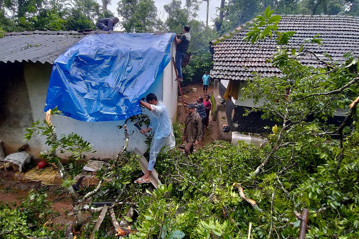 ನಾಪೋಕ್ಲು: ಮನೆ ಮೇಲೆ ಬಿದ್ದ ಮರ