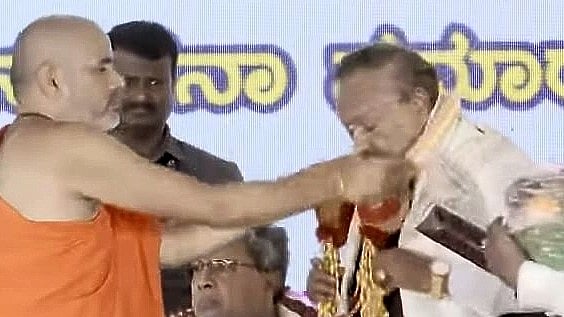 ಈಶ್ವರಪ್ಪಗೆ ಸನ್ಮಾನಿಸಲು ಕನಕ ಗುರುಪೀಠ ಸ್ವಾಮೀಜಿ ಕೋರಿಕೆ: ನಿರಾಕರಿಸಿದ ಸಿದ್ದರಾಮಯ್ಯ