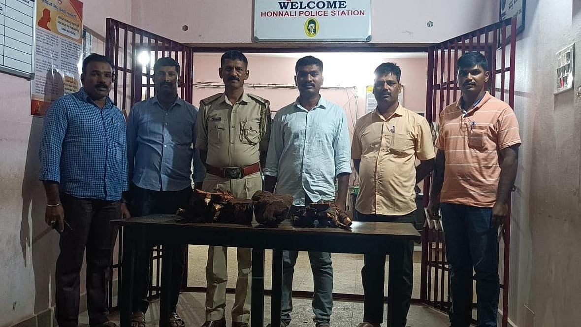 ಹೊನ್ನಾಳಿ | 21ಕೆ.ಜಿ. ಶ್ರೀಗಂಧ ವಶ: ಮೂವರ ಬಂಧನ