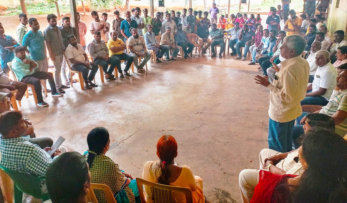 ತುಮಕೂರು | ಪ್ರೌಢಶಾಲೆ ಶಾಲೆ ಉಳಿವಿಗೆ ಆಂದೋಲನ