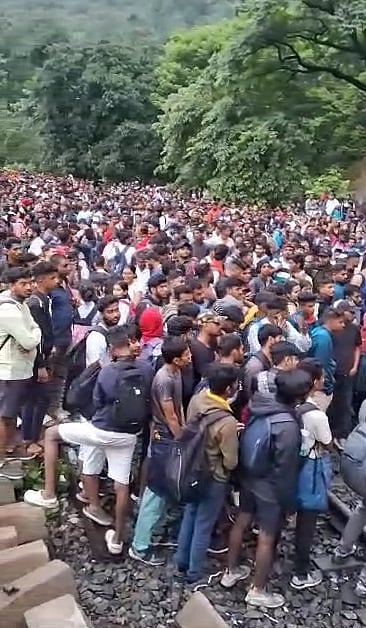 ದೂಧ್ ಸಾಗರ ಜಲಪಾತ ನೋಡಲು ಹೋದವರಿಗೆ ಉಠಾ ಬಸ್ ಶಿಕ್ಷೆ