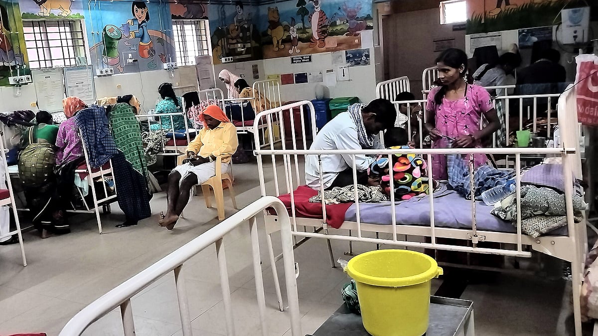 ಸೋರುತಿಹುದು ಹಾವೇರಿ ಜಿಲ್ಲಾಸ್ಪತ್ರೆ! ನಡುಗುವ ರೋಗಿಗಳು, ಬಾಣಂತಿಯರು..