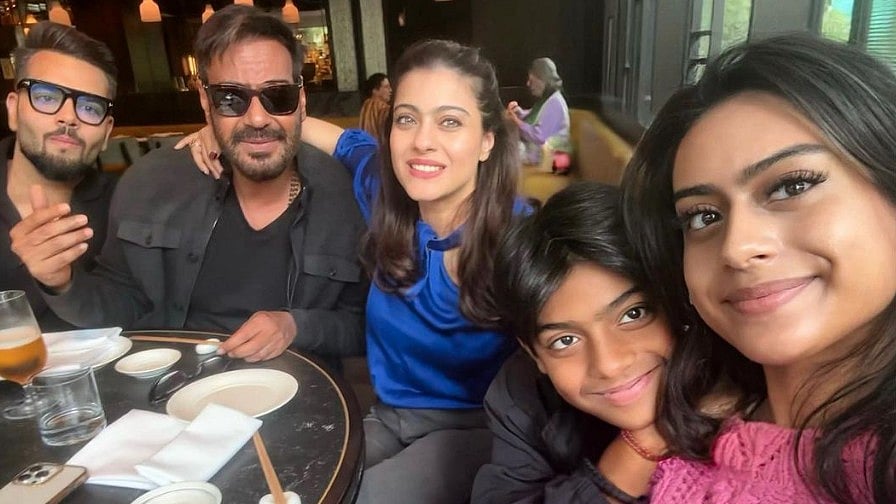 ಕುಟುಂಬ ಜೊತೆಗಿನ ಫೋಟೊ ಹಂಚಿಕೊಂಡ ನಟ ಅಜಯ್‌ ದೇವಗನ್‌: ಅಭಿಮಾನಿಗಳಿಂದ ಮೆಚ್ಚುಗೆ