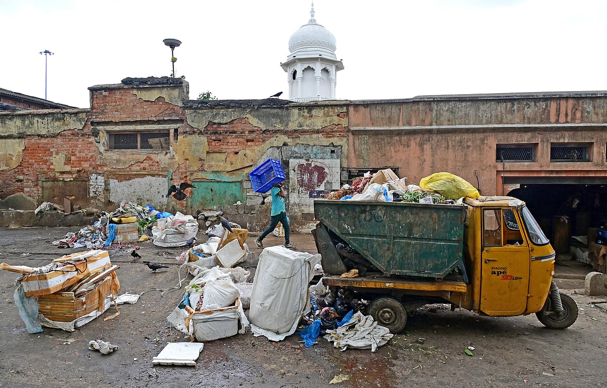 ಗಬ್ಬೆದ್ದು ನಾರುತ್ತಿದೆ ರಸೆಲ್ ಮಾರುಕಟ್ಟೆ

