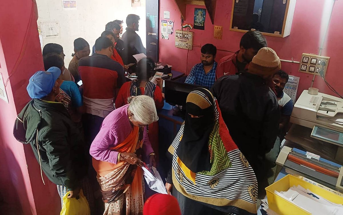 ಗೃಹಲಕ್ಷ್ಮಿ ಯೋಜನೆ: ಅರ್ಜಿ ಸಲ್ಲಿಸಲು ಮಹಿಳೆಯರ ದಂಡು