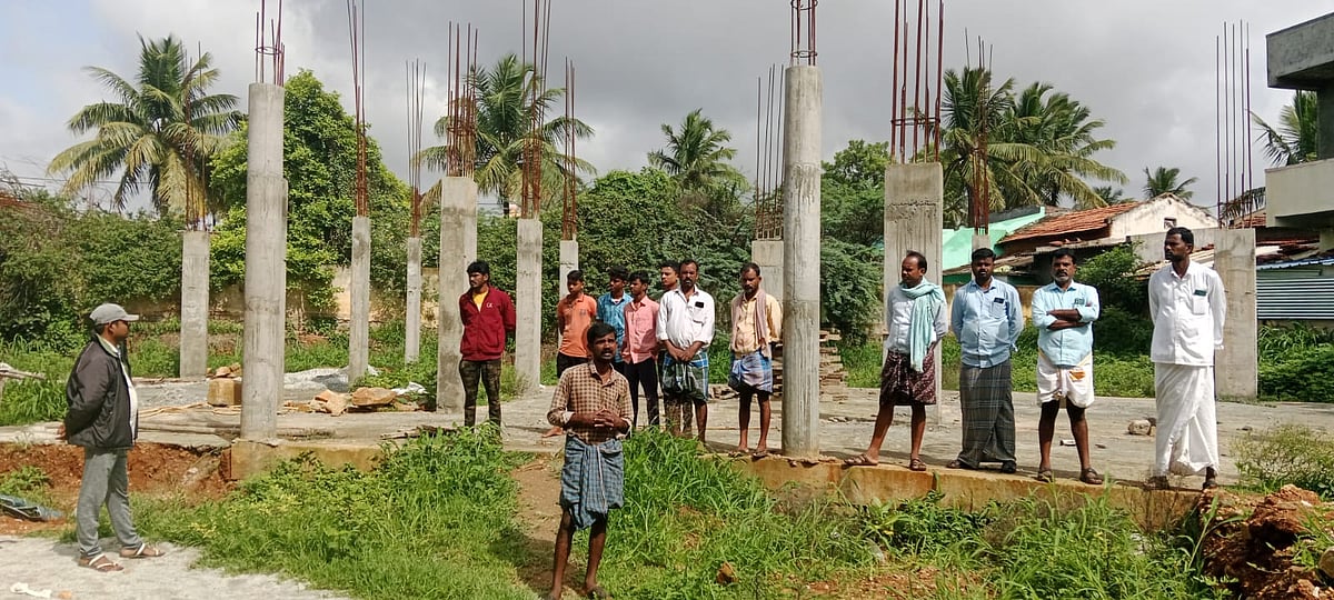 ಕಾಮಗಾರಿ ವಿಳಂಬದಿಂದ ಬಯಲಲ್ಲೇ ಮಕ್ಕಳಿಗೆ ಪಾಠ: ಪ್ರತಿಭಟನೆ