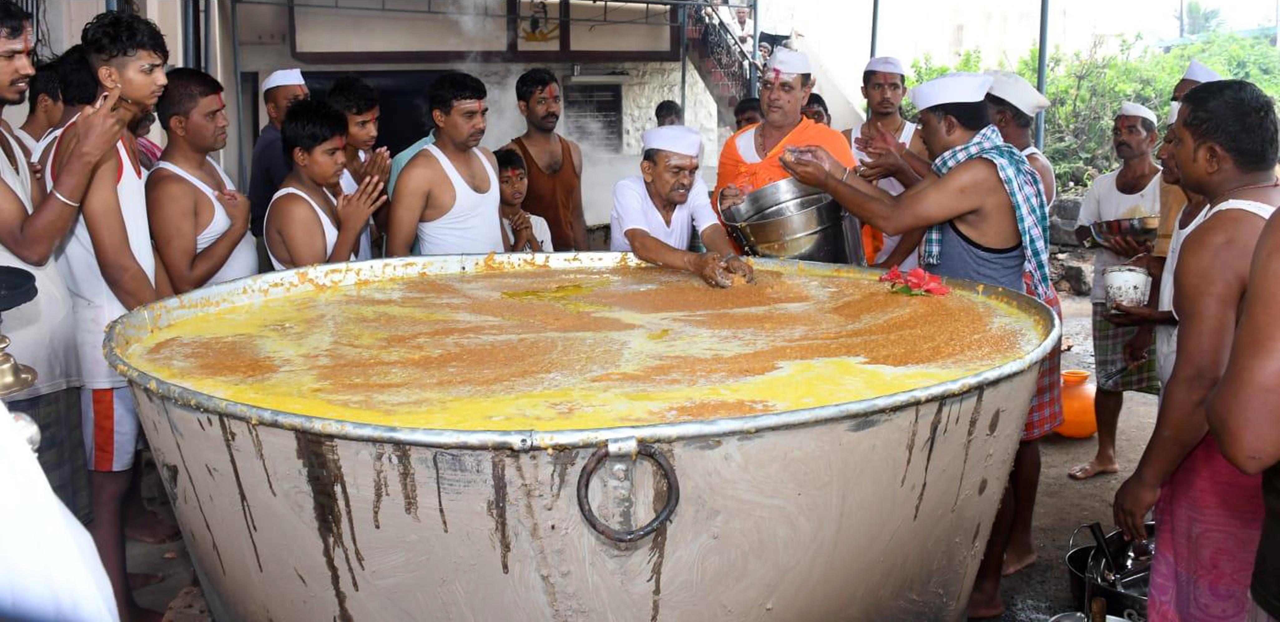 ಹುಕ್ಕೇರಿ ತಾಲ್ಲೂಕಿನ ಎಲಿಮುನ್ನೋಳಿಯಲ್ಲಿ ಶುಕ್ರವಾರ ಹೆಡಿಗೆ ಜಾತ್ರೆ ಅಂಗವಾಗಿ ತಯಾರಿಸಿದ್ದ ಬಿಸಿ ಹುಗ್ಗಿಯನ್ನು ಭಕ್ತರು ಕೈಯಿಂದ ಬಕೆಟ್‌ಗೆ ಹಾಕಿದರು