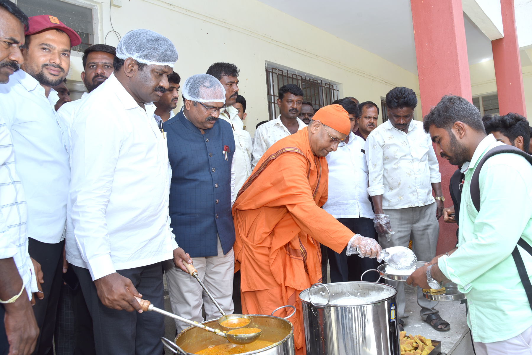 ಶಿರಾದ ಸರ್ಕಾರಿ ಪ್ರಥಮ ದರ್ಜೆ ಕಾಲೇಜಿನಲ್ಲಿ ಶನಿವಾರ ವಿಧಾನ ಪರಿಷತ್ ಸದಸ್ಯ ಚಿದಾನಂದ ಎಂ.ಗೌಡ ಅವರು ಆರಂಭಿಸಿರುವ ‘ಅನ್ನಪೂರ್ಣ’ ಯೋಜನೆಗೆ ಜಪಾನಂದಜೀ ಮಹಾರಾಜ್ ಶನಿವಾರ ಚಾಲನೆ ನೀಡಿದರು