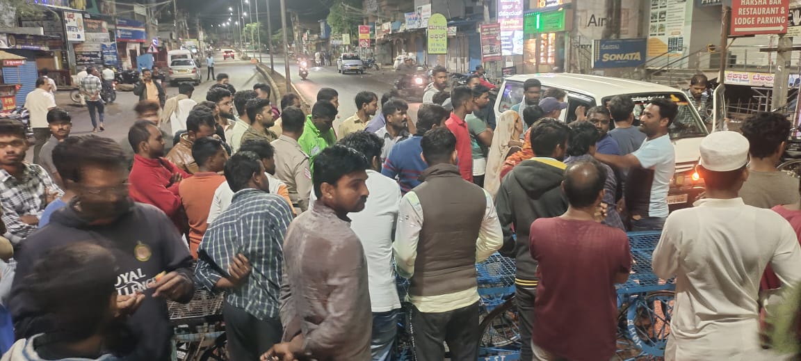 ತಳ್ಳುವ ಗಾಡಿಗಳ ತೆರವು ಖಂಡಿಸಿ ಬೈಲಹೊಂಗಲ ಬಸ್ ನಿಲ್ದಾಣ ಎದುರು ವ್ಯಾಪಾರಿಗಳು ಬುಧವಾರ ತಡರಾತ್ರಿ ಪ್ರತಿಭಟನೆ ನಡೆಸಿದರು

